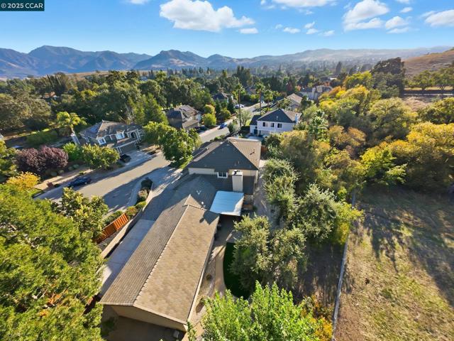 1975 Holly Creek Pl, Concord CA: https://media.crmls.org/mediaz/3d96a1b9-a658-404c-bd1b-f1ceb6cb75a6.jpg