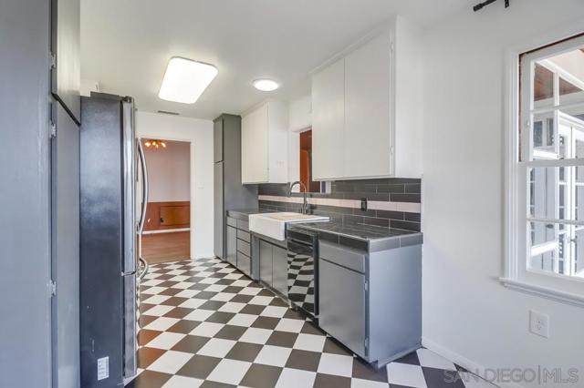 3518 Isla Vista Dr, San Diego CA: https://media.crmls.org/mediaz/3d96e350-94e1-4114-9123-f9ec52a7e29c.jpg