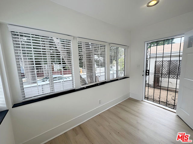 657 Navy St, Santa Monica CA: https://media.crmls.org/mediaz/3d96f665-6111-4f57-ac37-eec32ca540ee.jpg