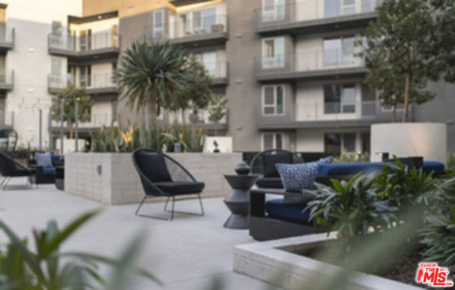 3425 W OLIVE Avenue, Burbank CA: https://media.crmls.org/mediaz/3d9715de-e2a7-4ae9-af96-57b6bdcebaea.jpg