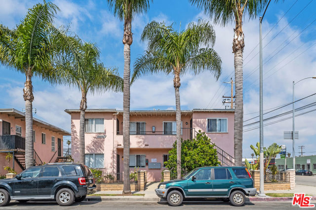 11887 Jefferson Boulevard, Los Angeles CA: https://media.crmls.org/mediaz/3d984271-14a4-42a5-afa5-30c5ec709846.jpg