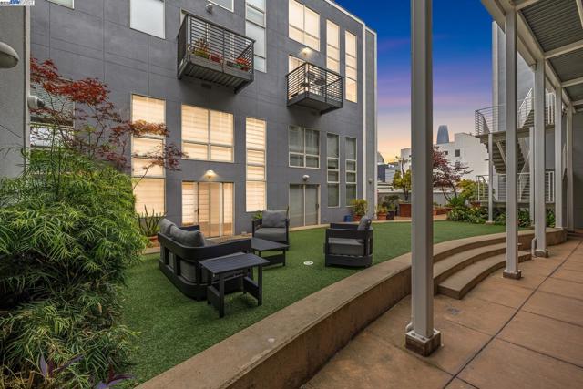 950 Harrison, San Francisco CA: https://media.crmls.org/mediaz/3d985a76-504d-4b98-ba66-78c8ea2801bd.jpg