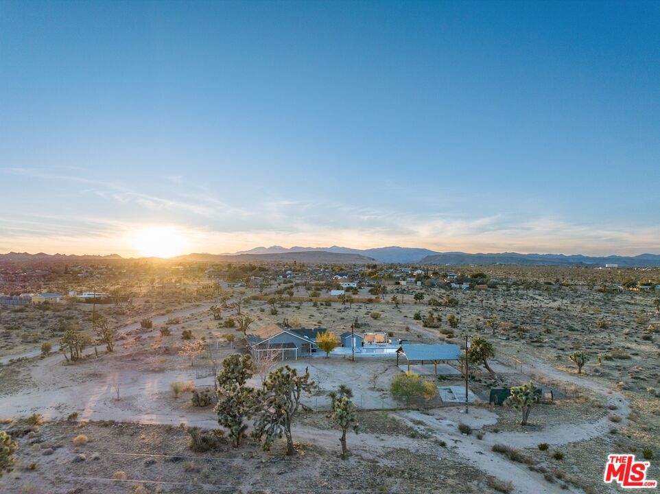 https://media.crmls.org/mediaz/3d98663c-e513-4c3d-8879-799347795be3.jpg?preset=X-Large