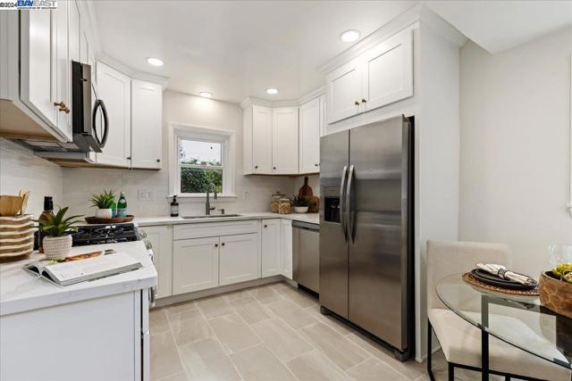 955 Virginia St, Berkeley CA: https://media.crmls.org/mediaz/3d999a62-fb2d-4b3b-81f6-3587975d3ac2.jpg