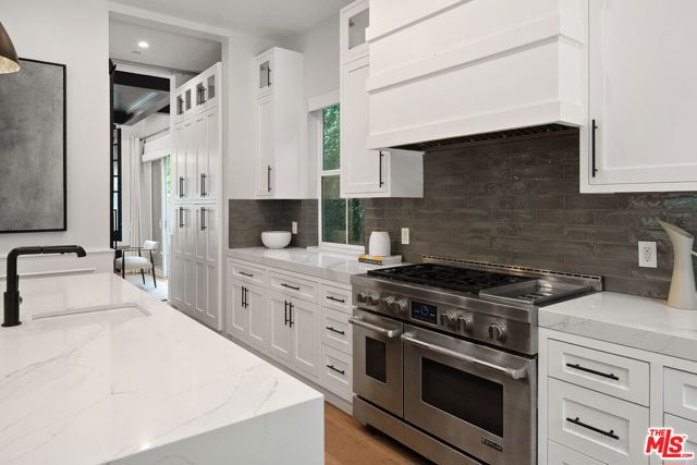 18057 Valley Vista Boulevard, Encino CA: https://media.crmls.org/mediaz/3d99a889-6fce-413c-80a1-f130d36e5c1d.jpg