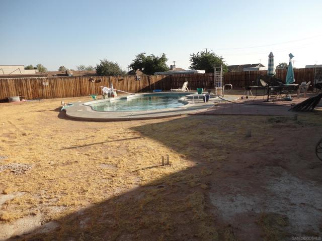 22545 El Centro Rd, Apple Valley CA: https://media.crmls.org/mediaz/3d99d66f-0832-4b13-8114-f670e498f1a6.jpg