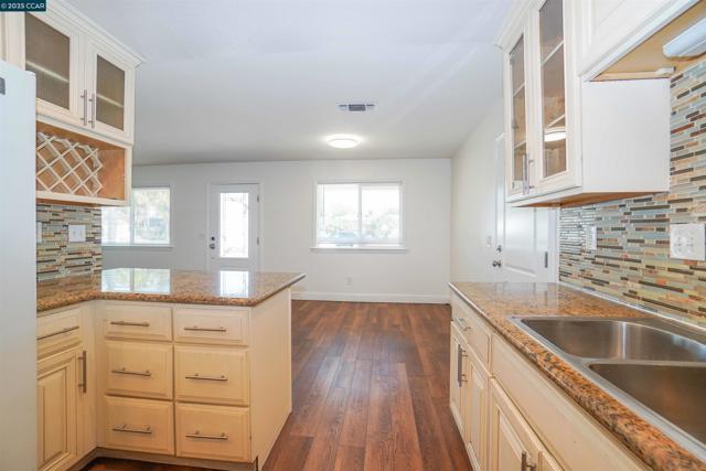 81 Pioneer Ct, Oakley CA: https://media.crmls.org/mediaz/3d9a4642-fae4-4b29-9b7c-5860e12a1036.jpg