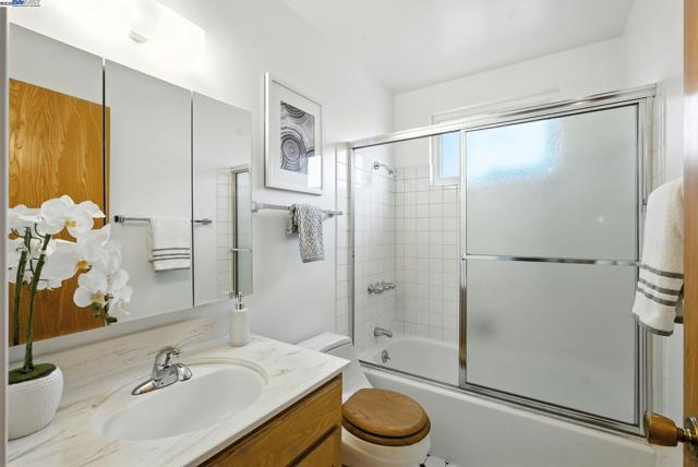 3101 61St Ave, Oakland CA: https://media.crmls.org/mediaz/3d9c987b-9b14-4284-8429-3fa903d452a4.jpg