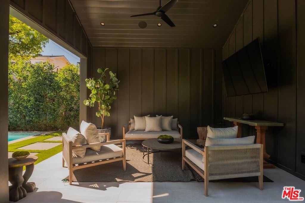 https://media.crmls.org/mediaz/3d9d942b-1941-420a-a171-b6d4d3fb6129.jpg?preset=X-Large