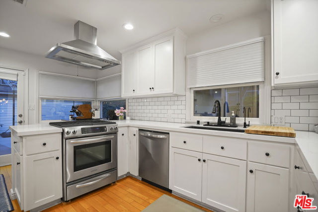 4546 Allott Avenue, Sherman Oaks CA: https://media.crmls.org/mediaz/3d9de4fb-7802-4275-b73a-b9c7b2b35c96.jpg