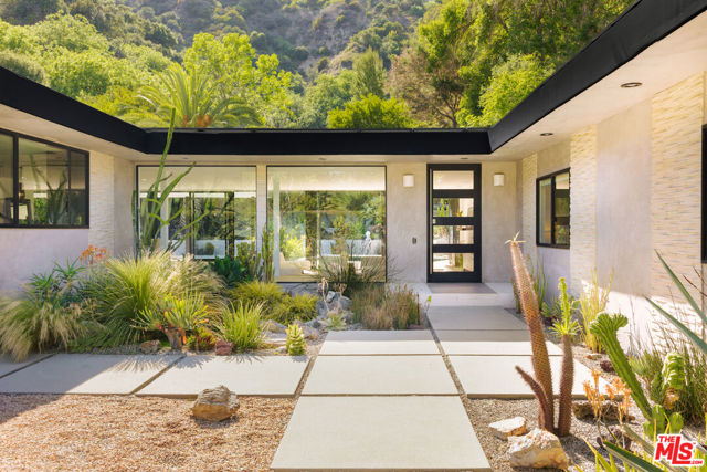 9991 Liebe Drive, Beverly Hills CA: https://media.crmls.org/mediaz/3d9e3250-6cbb-433b-a38b-ba18e175be96.jpg