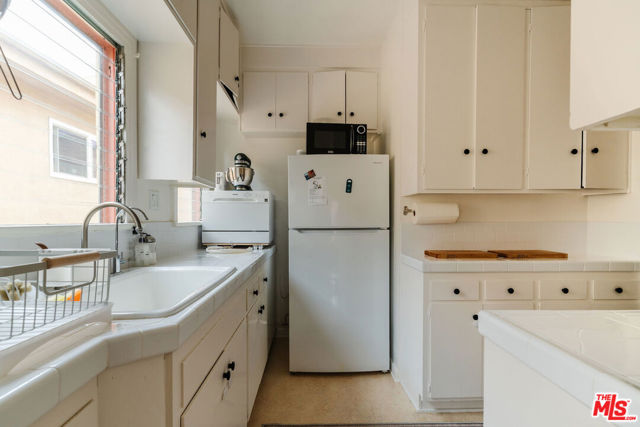 4426 Price Street, Los Angeles CA: https://media.crmls.org/mediaz/3d9e7699-6b9d-4b85-83d4-7b108762eb0e.jpg