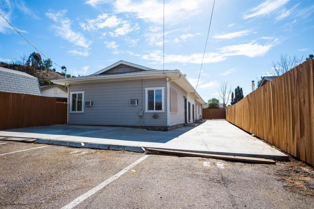 12643 Castle Court Dr, Lakeside CA: https://media.crmls.org/mediaz/3d9eb67f-c12e-4577-a1ac-4b22704c274d.jpg