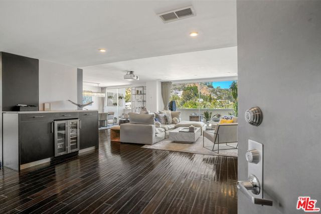 7250 Franklin Avenue, Los Angeles CA: https://media.crmls.org/mediaz/3d9ed735-e9bb-48d9-84db-b83b5b73f3c0.jpg