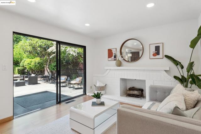 13185 Clairepointe Way, Oakland CA: https://media.crmls.org/mediaz/3d9ee27d-57a2-45f6-b37d-e7095dcdefab.jpg