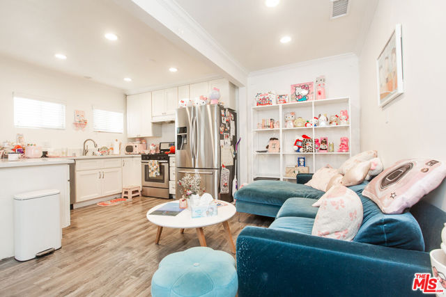 4504 Maplewood Avenue, Los Angeles CA: https://media.crmls.org/mediaz/3d9f97d1-f694-4adf-81cd-626b5e53fc77.jpg