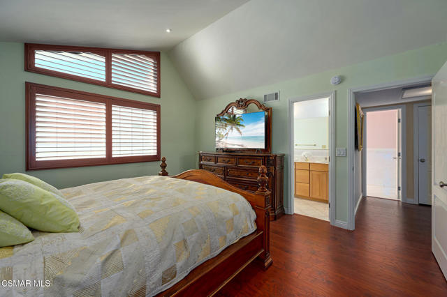 1568 Aspenwall Road, Westlake Village CA: https://media.crmls.org/mediaz/3d9fb617-306e-4abf-a9e2-88b2535568b0.jpg