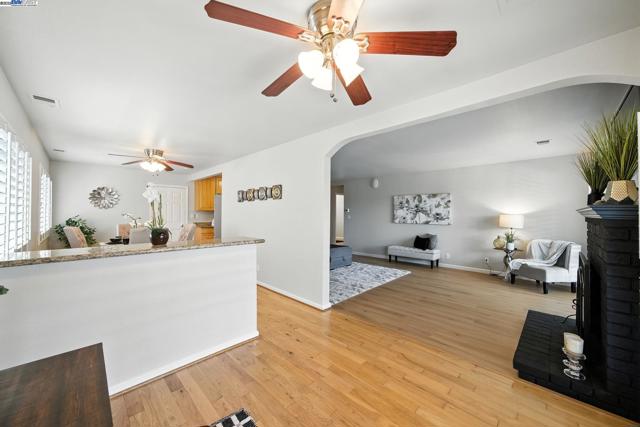 15740 Via Sonata, San Lorenzo CA: https://media.crmls.org/mediaz/3da00bcb-6229-414f-9332-84c6673a9241.jpg