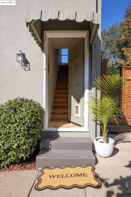 4008 Woodruff Ave, Oakland CA: https://media.crmls.org/mediaz/3da06a12-c296-4fc7-ab77-7921c267c448.jpg