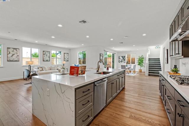2222 Davie Pl, Tracy CA: https://media.crmls.org/mediaz/3da1d2ca-dcec-4f0b-a8b0-6c60ba408781.jpg