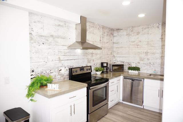 156 Briarwood Dr, Hayward CA: https://media.crmls.org/mediaz/3da1d41e-689d-4479-9f6e-e7fff5c22f96.jpg