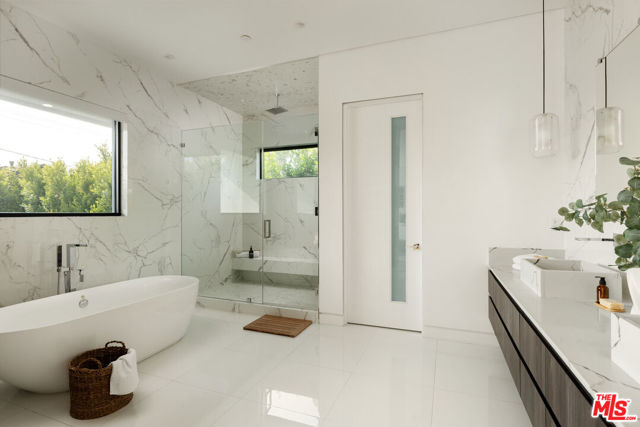 105 S Laurel Avenue, Los Angeles CA: https://media.crmls.org/mediaz/3da25107-1cc2-431b-95ef-a4c0cee48c01.jpg