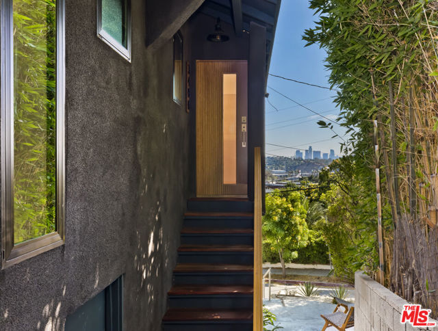 3404 Glenalbyn Drive, Los Angeles CA: https://media.crmls.org/mediaz/3da2f2df-a09f-4068-a9ab-af85d05ad7ae.jpg