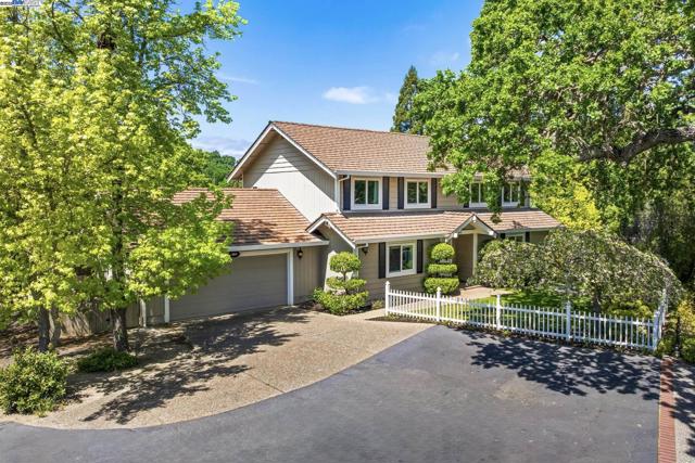 484 El Pintado Rd, Danville CA: https://media.crmls.org/mediaz/3da4a5e8-1b2e-4755-bf1c-ab851c15b685.jpg