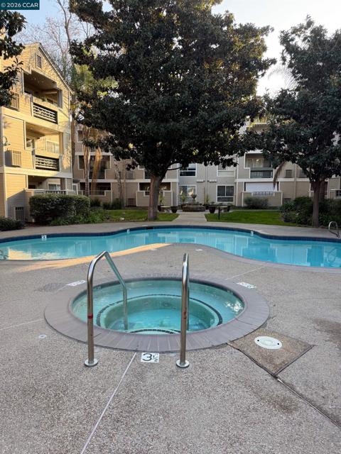 2560 Oak Rd, Walnut Creek CA: https://media.crmls.org/mediaz/3da5a484-31d2-458a-9370-38c9f65d61d5.jpg
