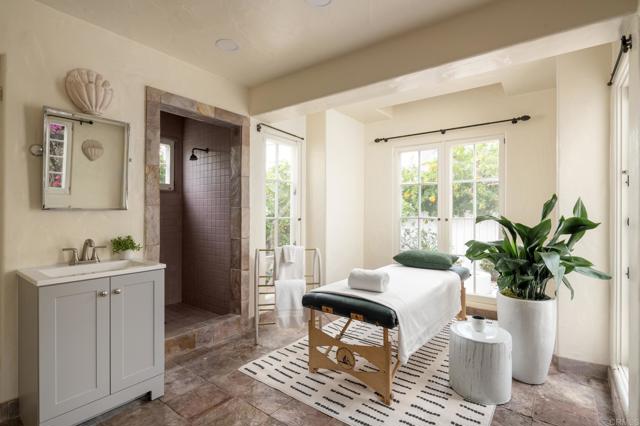 Detail Gallery Image 20 of 47 For 654 Bonair Pl, La Jolla,  CA 92037 - 5 Beds | 4 Baths