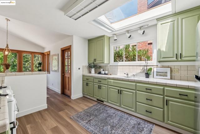 3176 Jordan Rd, Oakland CA: https://media.crmls.org/mediaz/3da658cf-b72b-4cab-aa33-ecc5f2e64d1a.jpg