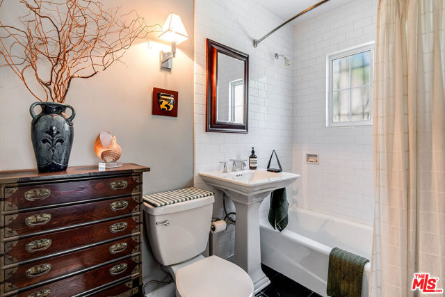 516 N Bronson Avenue, Los Angeles CA: https://media.crmls.org/mediaz/3da73df8-5c38-45a8-b48c-3e561dcf14f4.jpg