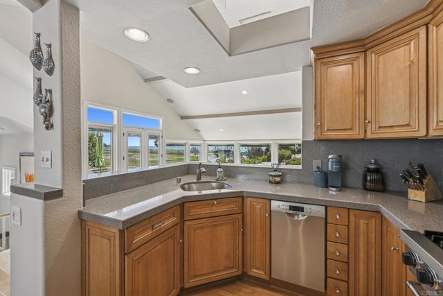 Detail Gallery Image 18 of 45 For 2542 Manchester Ave, Cardiff By The Sea,  CA 92007 - 3 Beds | 3/1 Baths