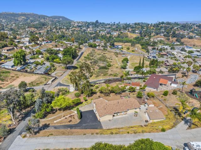 12220 Valhalla Drive, Lakeside CA: https://media.crmls.org/mediaz/3da8a119-350d-40fe-9dda-e29d97f486a5.jpg