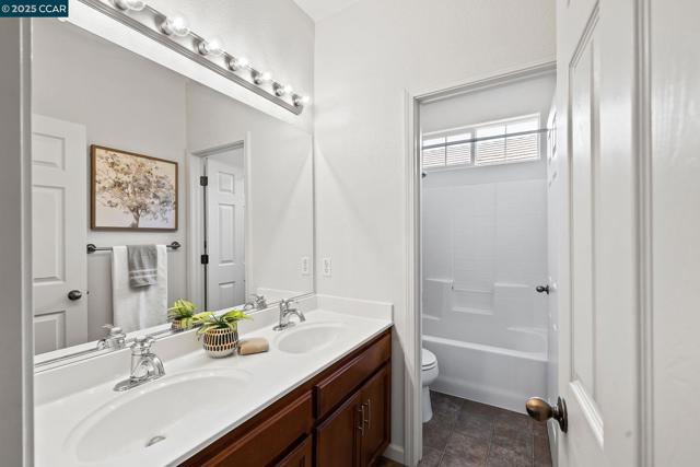 127 Sanford Ct, Brentwood CA: https://media.crmls.org/mediaz/3da8a9bc-25c9-4809-bfd2-55525aaed024.jpg