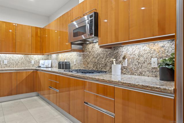 550 Front St, San Diego CA: https://media.crmls.org/mediaz/3da8ccc5-1427-49a4-beb1-cc6344bc36b5.jpg