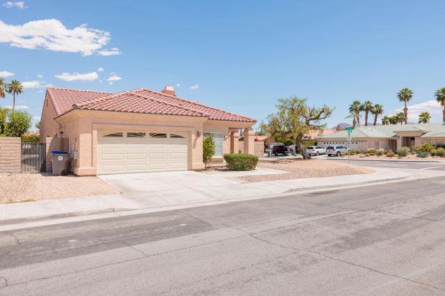 40670 Posada Court, Palm Desert CA: https://media.crmls.org/mediaz/3da8fce4-1a1f-4ecc-8c82-95a43701d3a8.jpg