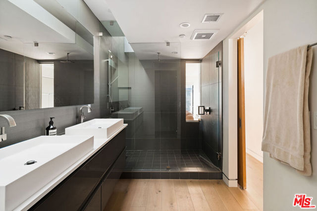 820 N Formosa Avenue, Los Angeles CA: https://media.crmls.org/mediaz/3da94fcc-8135-4264-92e3-32a4d0211a7d.jpg