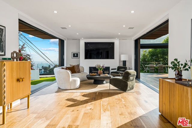 8021 Floral Avenue, Los Angeles CA: https://media.crmls.org/mediaz/3daa7905-9bca-4f0c-b961-329820eb6842.jpg