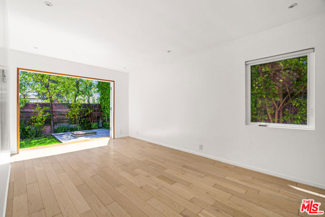 2425 Cloy Avenue, Venice CA: https://media.crmls.org/mediaz/3daa89b8-a959-4ac2-be00-1716316f9817.jpg
