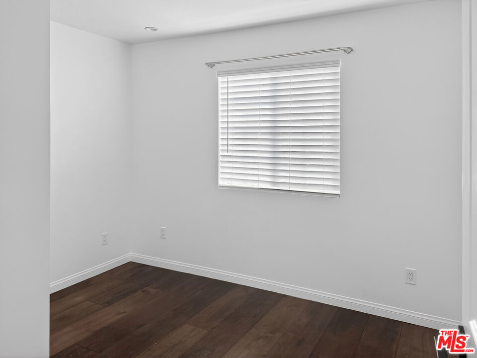 https://media.crmls.org/mediaz/3dab8ec0-8e4e-4bca-bfad-bb31d7c90487.jpg?preset=X-Large