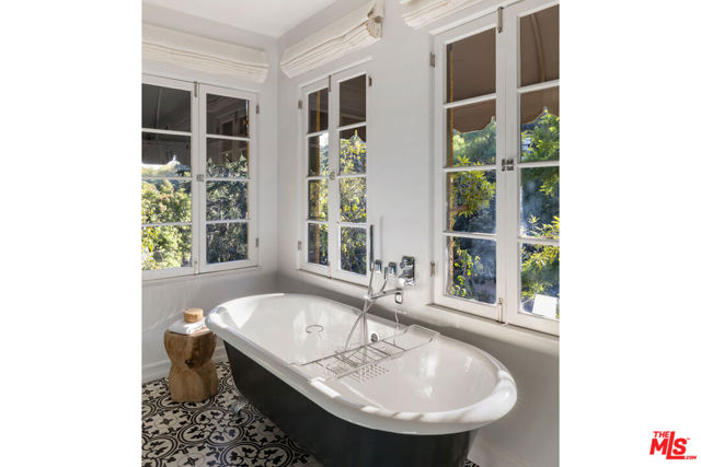 540 Mount Washington Drive, Los Angeles CA: https://media.crmls.org/mediaz/3daba2ff-8691-498d-b273-f2ead683b542.jpg