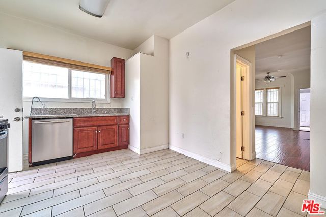 1147 S Mariposa Avenue, Los Angeles CA: https://media.crmls.org/mediaz/3dac974a-3743-446e-a48f-7ccd71dfc69b.jpg