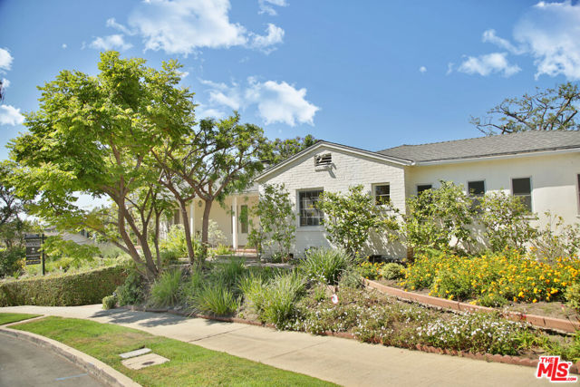 2963 Queensbury Drive, Los Angeles CA: https://media.crmls.org/mediaz/3dacb3fd-e9a4-41af-9dd1-bf654675f341.jpg