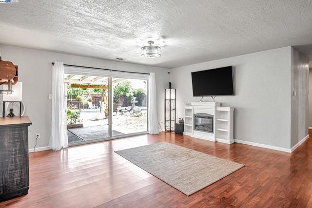 360 Calmace Dr, Dixon CA: https://media.crmls.org/mediaz/3dad298f-9c4f-41ec-be76-74714a06c9d1.jpg