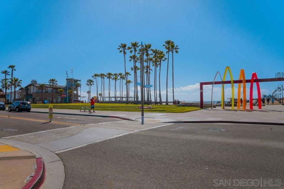 https://media.crmls.org/mediaz/3dad8f99-8bc1-4610-aed6-a6752f364203.jpg?preset=X-Large