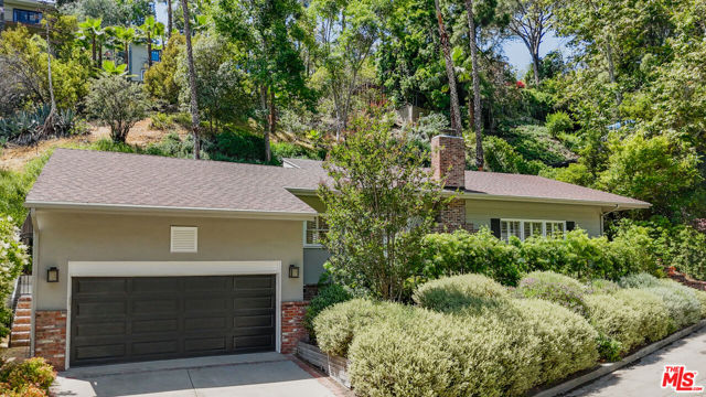 5657 Valley Oak Drive, Los Angeles CA: https://media.crmls.org/mediaz/3daf3071-6eb7-49d1-af35-2d11889b2f10.jpg