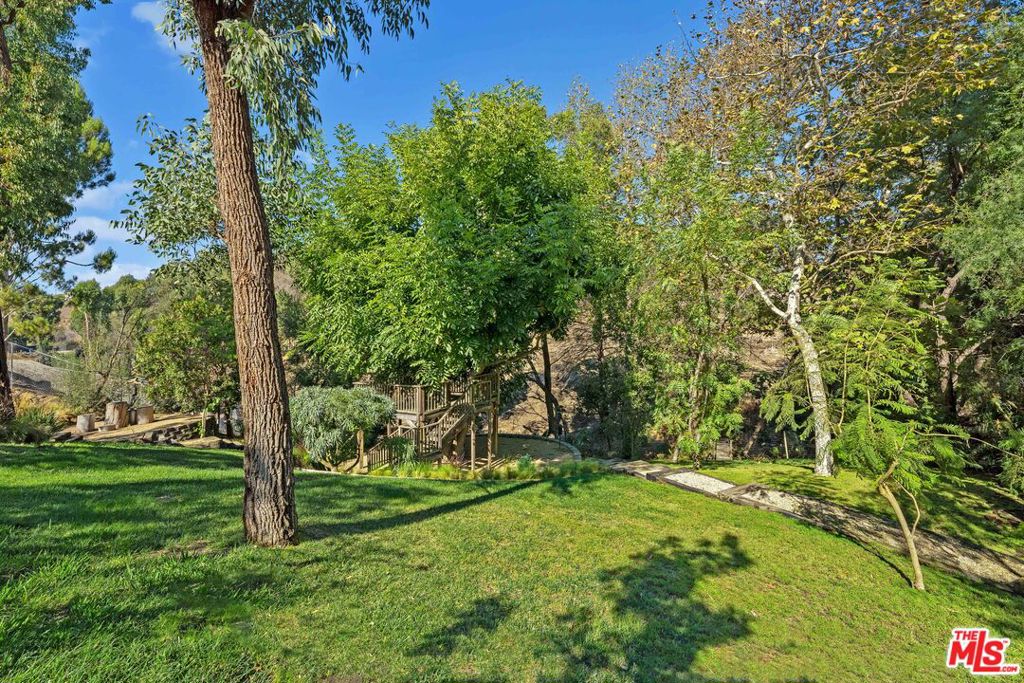 https://media.crmls.org/mediaz/3db00fbf-ac13-457c-b54c-12dd67977e3f.jpg?preset=X-Large