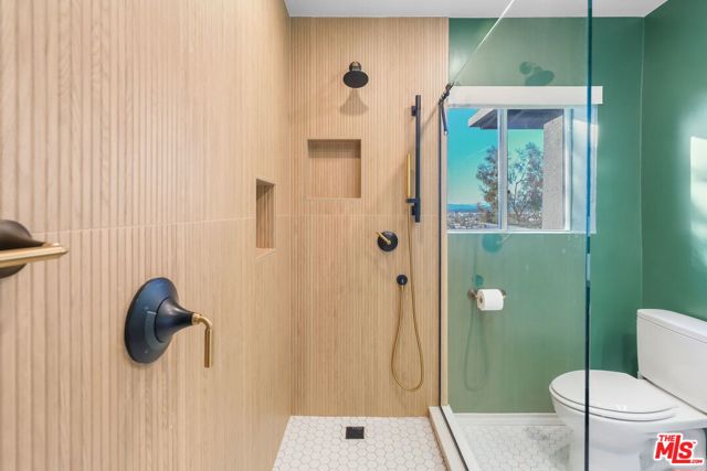 1313 Corona Drive, Glendale CA: https://media.crmls.org/mediaz/3db18eb4-8406-4726-ab36-1e788330b908.jpg