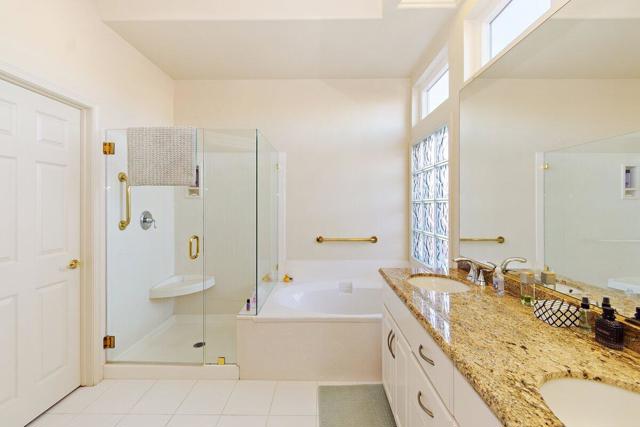 37948 Breeze Way, Palm Desert CA: https://media.crmls.org/mediaz/3db27d9c-53f5-4621-bc06-7c5a680bc8cb.jpg